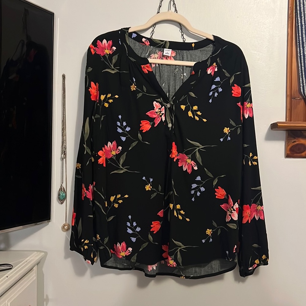Old navy floral blouse black and red